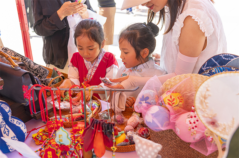 6月9日，市民在河南省济源市下冶大岭艾文化节上选购艾草、香囊等，迎接端午节到来。（图片来源：视觉中国）