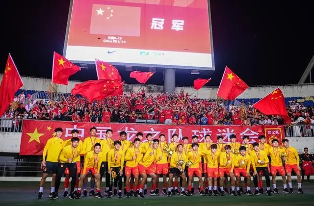 6月10日，中国队球员在比赛后与球迷合影。新华社记者 邹竞一摄