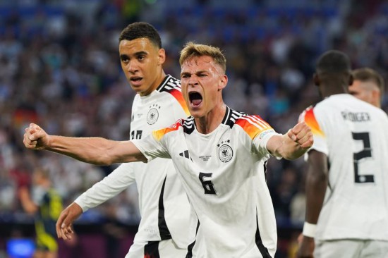 6月14日，德国队球员基米希（前）在球队进球后庆祝。新华社记者 彭子洋 摄